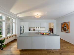 «IceDesign» nennt sich die Chromstahlabdeckung von Suter Inox (www.suter.ch) mit dem eingeschweissten Becken. Die weissen, leicht glänzenden und grifflosen Fronten machen die Küche edel und zeitlos. Furrer Küchen AG.
