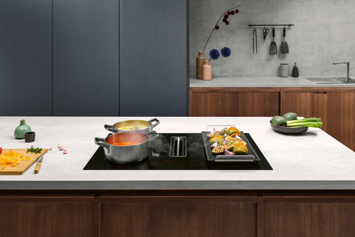 Platz für alle: Die Kochzonen erkennen Töpfe und Pfannen unterschiedlicher Grösse und erschaffen automatisch eine passende Kochfläche. «ComboFlex» mit integriertem Dunstabzug von Electrolux.