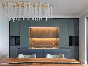 «Verde vivo» heisst diese Küche, die beim Swiss Kitchen Award Gold in der Kategorie «Bester Küchenumbau» gewann.Die durchgehende Messingrückwand reflektiert das Licht und strahlt eine zeitlose Eleganz aus. Zusammen mit den petrolgrünen Fronten ist die Küche ein luxuriöser Blickfang. Stuber Team AG.