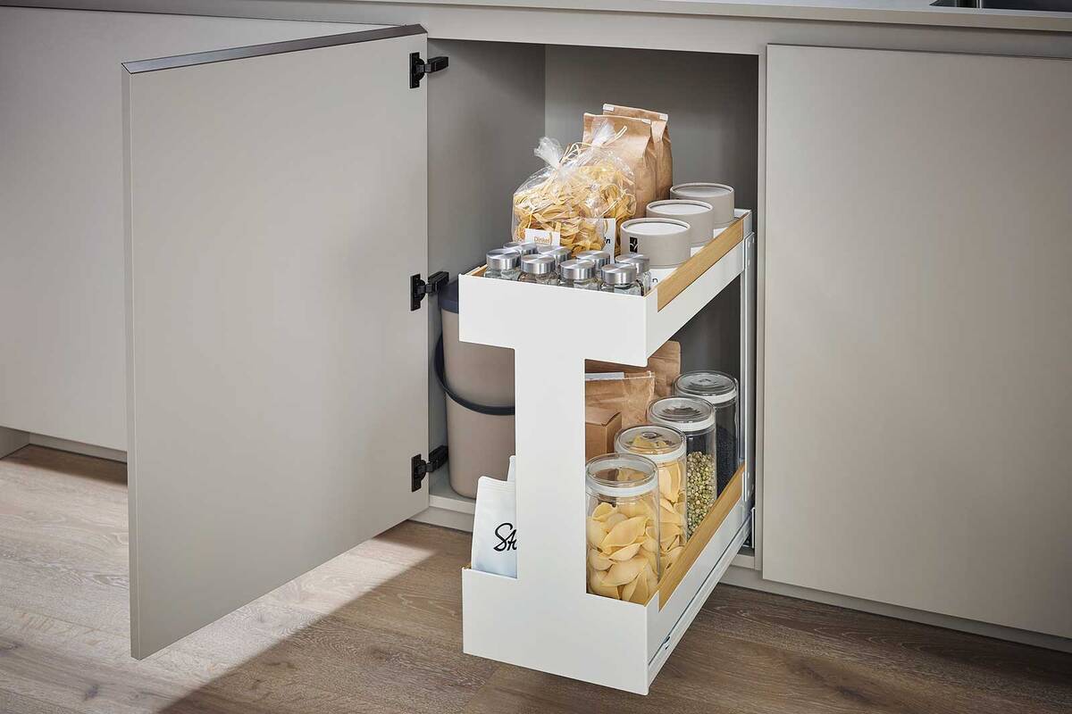 Der Innenauszug «Pinello Inside Cargo» gehört zu einem Stauraumsystem, das mit verschiedenen Varianten von Auszügen in Unterschränken optimal den Raum nutzt. Die «Cargo»-Variante sorgt für eine übersichtliche Organisation und erleichtert damit nicht nur das Kochen, sondern auch das Ordnunghalten in der Küche. Peka-Metall AG