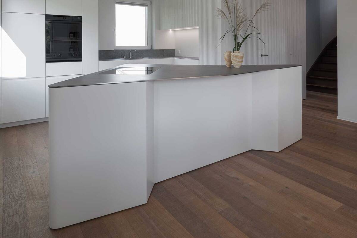 Jeder Mensch hat unterschiedliche Bedürfnisse. Elbau Küchen setzt auf individuelle Lösungen und höchste Materialqualität. Elbau Küchen AG.