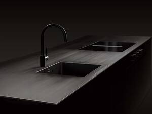 Basis für die Küchenabdeckung «Vulcano» ist eine warmgewalzte Platte aus Edelstahl in 5 oder 8 mm, welche mit einer keramischen Beschichtung geschwärzt wird. Morath AG Design.