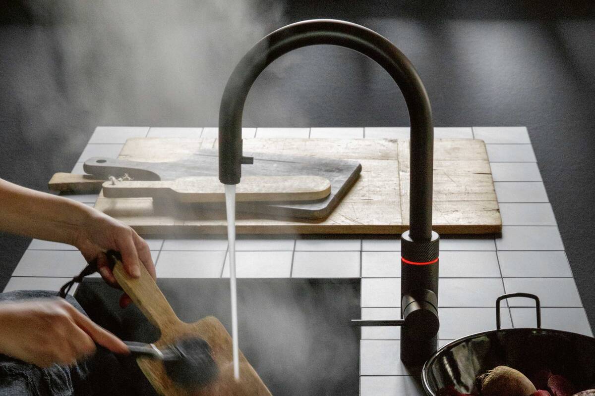 Neben warmem, kaltem und kochendem Wasser kann der «Flex» auch gekühltes sprudelndes und stilles Wasser über den praktischen, biegsamen Zugauslauf aus-geben. Quooker Schweiz AG.