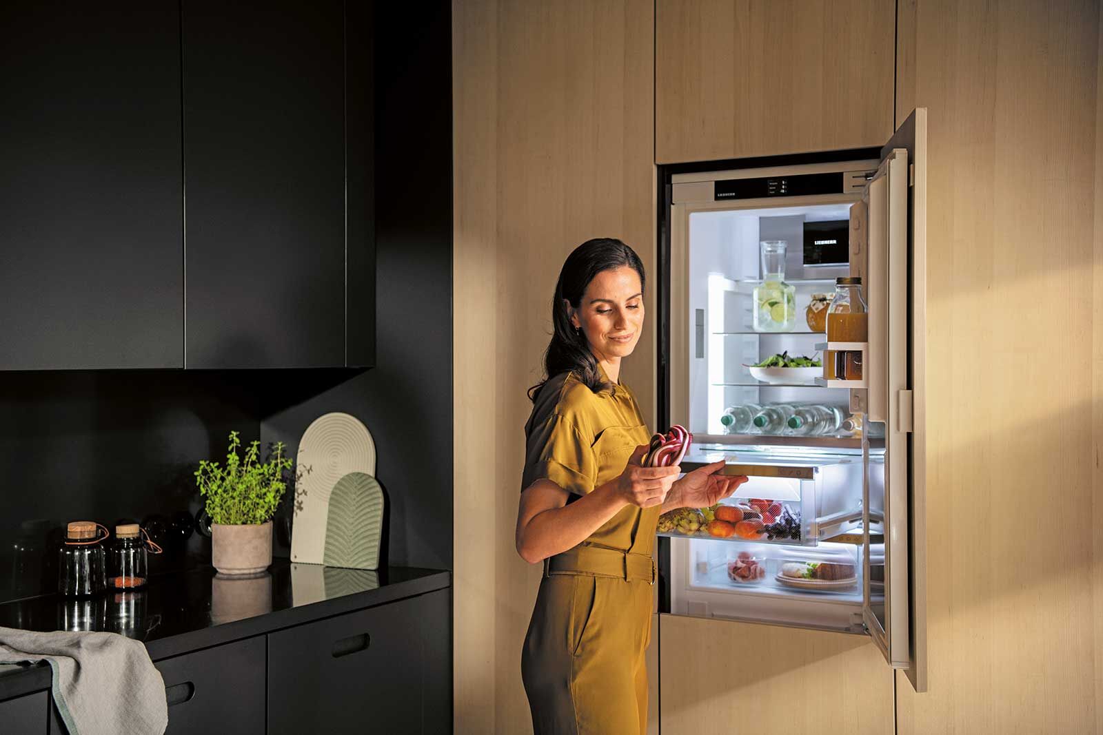 Für eine optimale Lagerung von Lebensmitteln ist nicht nur die Temperatur entscheidend sondern auch die Luftfeuchtigkeit. Auf diesem Prinzip fusst die «BioFresh»-Technologie von Liebherr. Ihre Kühl- und Gefrierkombination ist auf die jeweilige Lebensmittelkategorie abgestimmt und unterstützt die Haltbarkeit. Liebherr AG.