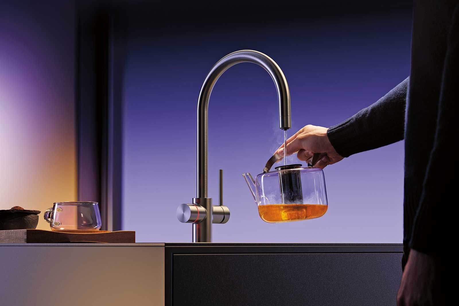 Das Haus Laufen bringt seine erste Multifunktionsarmatur heraus. Gewählt werden kann zwischen zwei Versionen: All-in-One und Hot. Letztere bietet neben normal temperiertem auch kochend heisses Wasser in drei Stufen an. Laufen Schweiz AG.