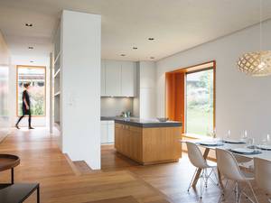 Wer über eine stolze Raumhöhe von drei Metern verfügt, wie hier im Bild, findet bei Elbau elegante Lösungen, die die Raumhöhe voll ausnutzen, ohne wuchtig zu wirken. Der zentral platzierte Korpus mit Kochzone ist aus Eiche gefertigt. Elbau.