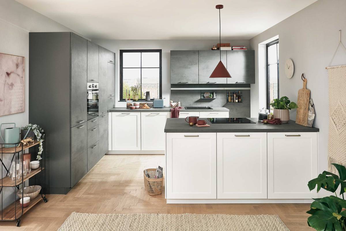 Schnörkellose Wohnlichkeit: Landhaus-Stil und moderner Look werden bei der Küche «Nora» kombiniert. Sie überzeugt mit geradlinigen Sprossentüren, innovativer Beleuchtung und hohen Aufsatzschränken. Fust.