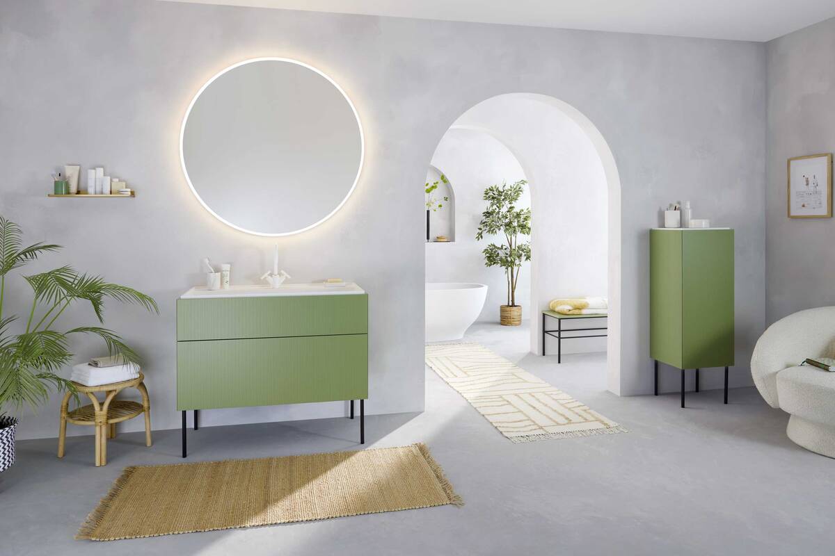 Mit der Idee, ein warmes Spa-Gefühl im Badezimmer zu kreieren, hat Sanitas Troesch zusammen mit dem Design-Duo Steffensen und Würtz die Badmöbelkollektion «alani» entwickelt, die unter anderem mit farbigen Möbeln überrascht. Sanitas Troesch AG.
