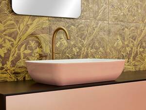 Die Möbelkombination «Sabella Infinity 180» verbindet Luxus mit Funktionalität. Die Armatur «Brushed Gold optic 250» setzt dezente Farbakzente. Sabag Holding AG.