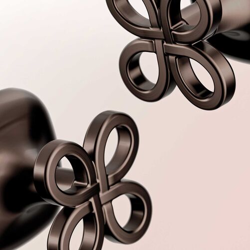 Dornbrachts «Atelier Editions» stehen für handgefertigte Einzelobjekte, die das Design der Armatur als persönliche Aussage verstehen. «The Knot» ist ein solches Beispiel und greift die charakteristische Squircle-Form der «Coya»-Serie auf, eine Geometrie zwischen Kreis und Quadrat mit sanft gerundeten Ecken. Für «The Knot» arbeitete Dornbracht mit dem Hongkonger Designstudio AB Concept zusammen: Vorlage war der traditionelle Ruji-Knoten, ein in Asien weitverbreitetes Glückssymbol. Das Ergebnis ist ein Detail mit starker kultureller Referenz. dornbracht.com