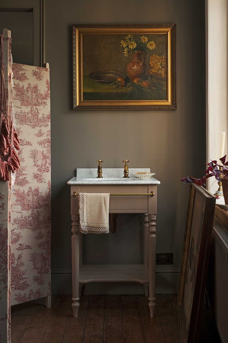 Mit dem «Victorian Washstand» wagt sich Devol erstmals ins Bad. Der englische Hersteller ist bekannt für seine klassisch inspirierten Küchen und überträgt seine Formensprache konsequent auf den neuen Waschtisch. Schlanke, gedrechselte Beine, ein niedriges Ablagebord, eine Arbeitsplatte aus Carrara-Marmor und Armaturen in gealtertem Messing bestimmten das Erscheinungsbild. Jedes Stück entsteht in Handarbeit aus nordamerikanischem Hartholz, wählbar in vier Grössen und drei Farben, hier im zarten Princelet Pink. devolkitchens.co.uk