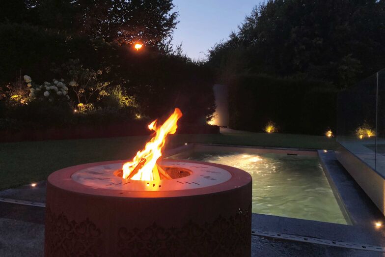 Der «Rundfeuerwok» wird mit Wokpfanne und Drehgrill geliefert und sorgt auch nach dem Grillieren noch für Stimmung. Mein Topf GmbH.