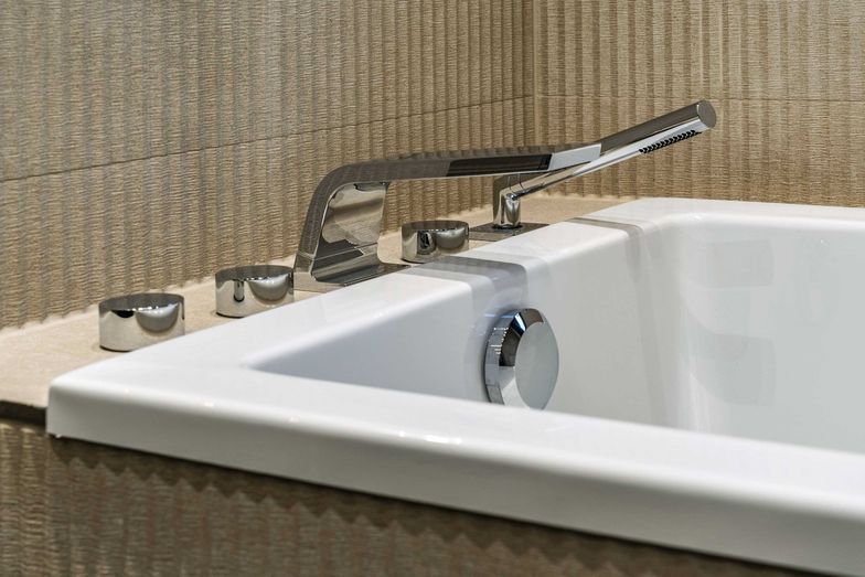 Naturbelassene Spachteltechnik an den Wänden unterstreicht das asiatische Flair im Bad.
