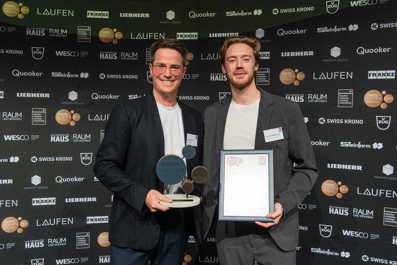 Preisübergabe an die studio ne GmbH für «Bester Küchenumbau», Bronze, Publikumsabstimmung.
