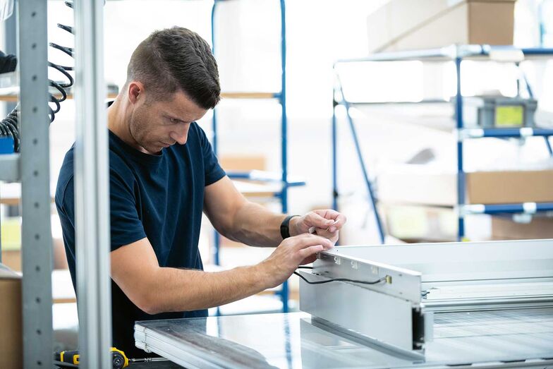 Dank qualifizierten Mitarbeitern und einer modernen Produktionsanlage entstehen in Flums (SG) hochwertige Spiegelschränke. Heute beschäftigt das Unternehmen rund 70 Mitarbeitende.