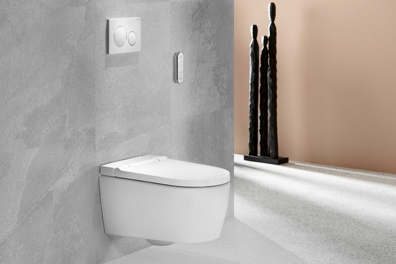 Mit dem Geberit Dusch-WC «AquaClean Sela» in Weiss matt kann das Badezimmer noch individueller ausgestattet werden. Geberit Vertriebs AG, www.geberit.ch
