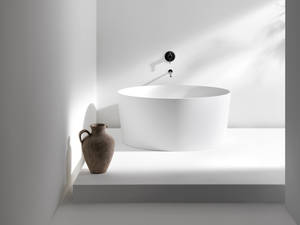 Die Badkollektion «Val» von Konstantin Grcic wird durch geometrische Formen und die schmale Wand charakterisiert. Durch die mehrfach polierte Oberfläche fühlt sie sich samtig an und ist leicht zu reinigen. Laufen.
