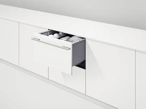 Auf praktischer Höhe befindet sich die kleine Spülmaschine von Merial.